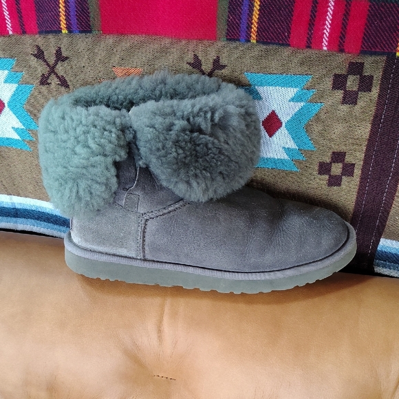 UGG Bailey II Boots-size 8 - Picture 8 of 10